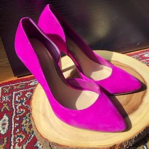 BCBG magenta pumps